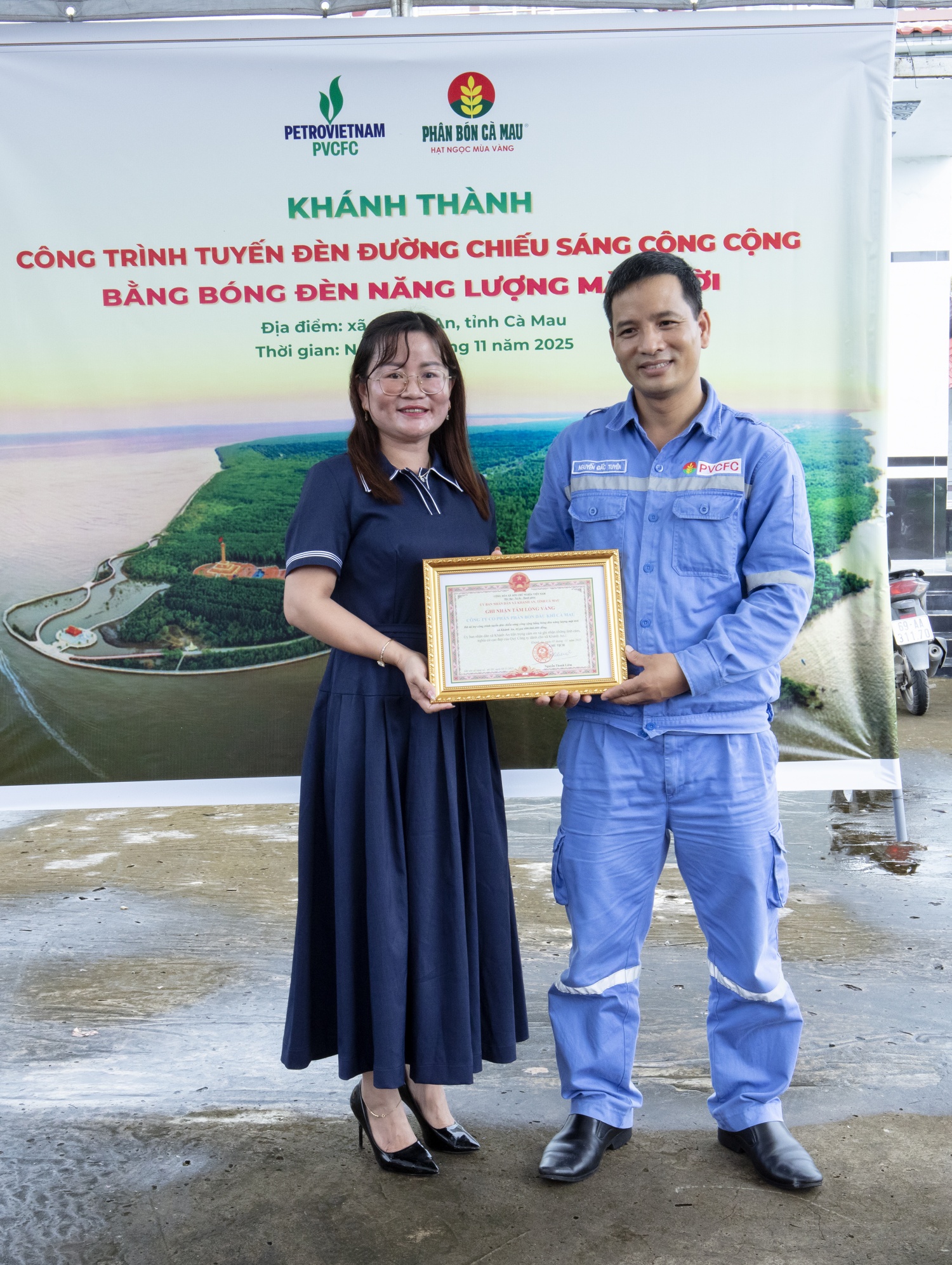 Đại diện UBND xã Khánh An trao Giấy khen cho Phân bón Cà Mau ghi nhận đóng góp của doanh nghiệp với địa phương.