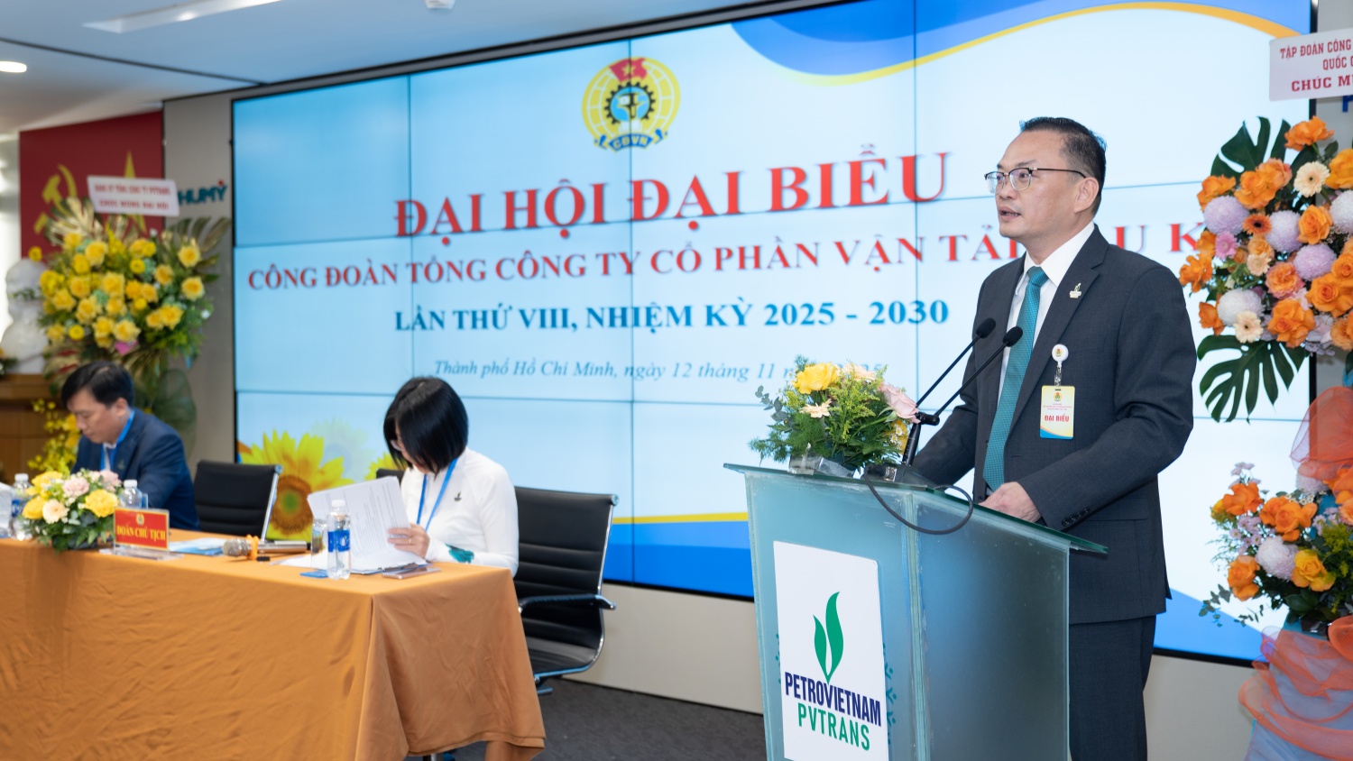 Đồng chí Nguyễn Quốc Thịnh - Phó Tổng Giám đốc, Chủ tịch Công đoàn PVTrans báo cáo kết quả hoạt động của Công đoàn Tổng công ty giai đoạn 2023-2025.