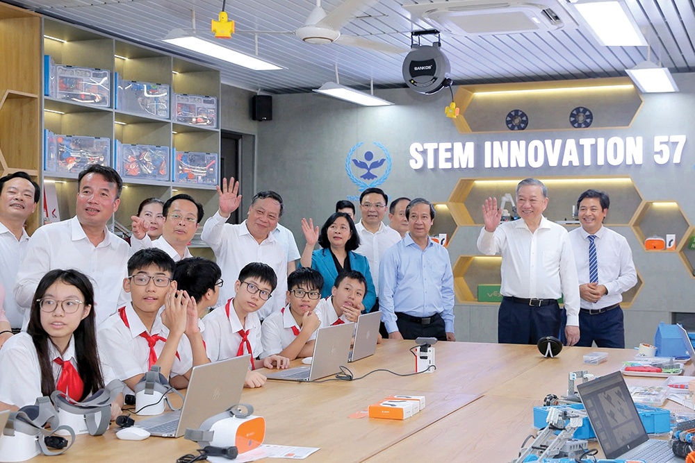 Tổng Bí thư Tô Lâm tham quan Phòng thực hành giáo dục STEM Trường THCS Cầu Giấy được Petrovietnam đồng hành và góp phần tài trợ.