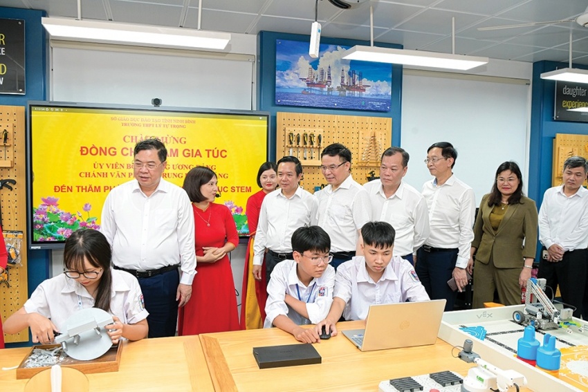Đồng chí Phạm Gia Túc, Ủy viên Trung ương Đảng, Chánh Văn phòng Trung ương Đảng và Chủ tịch HĐTV Petrovietnam Lê Mạnh Hùng tham quan phòng thực hành STEM tại Trường THPT Lý Tự Trọng (Ninh Bình)