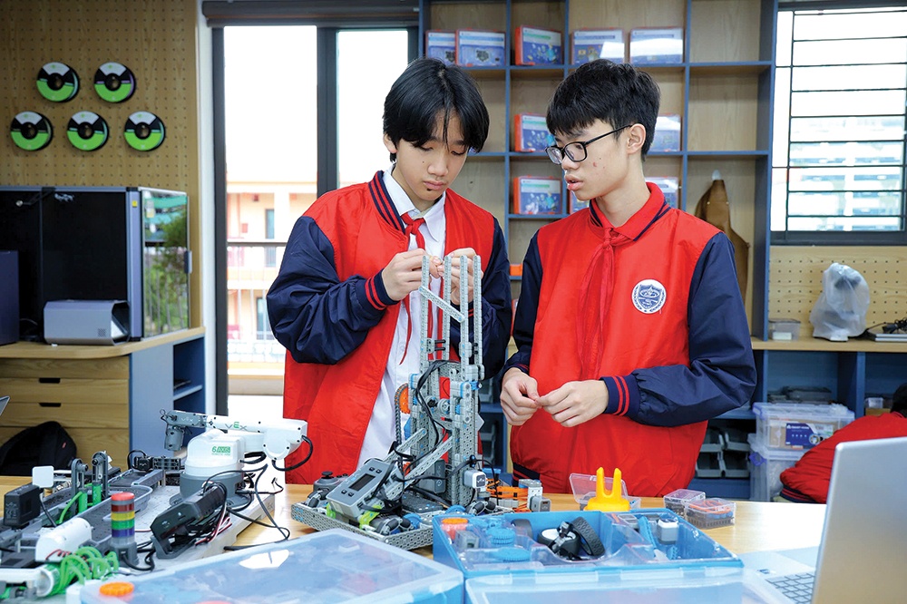Học sinh Trường THCS Tây Mỗ 3 thực hành trong phòng STEM do Petrovietnam trao tặng