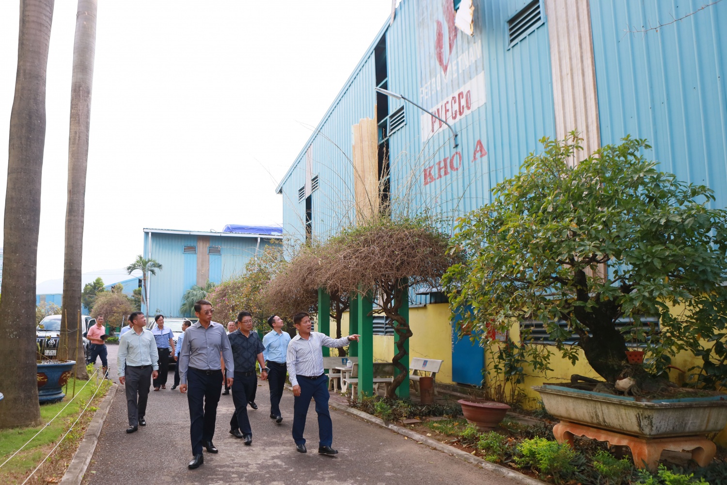Ông Trần Hồng Nam - Thành viên HĐTV Tập đoàn dẫn đầu đoàn công tác của Petrovietnam kiểm tra cơ sở hạ tầng và thăm hỏi, động viên NLĐ của PVFCCo-PCE sau bão số 13.