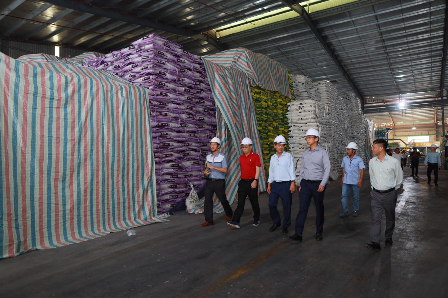 Ông Trần Hồng Nam và đoàn công tác của Petrovietnam tham quan Nhà máy và động viên NLĐ PVCFC ở cơ sở Bình Định sau những ảnh hưởng của cơn bão số 13.