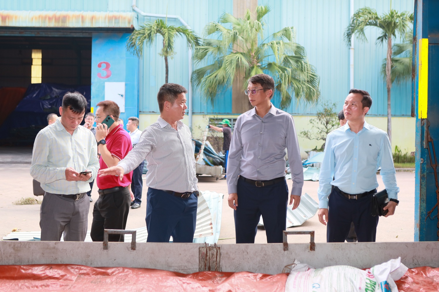 Cùng tham gia đoàn công tác của Petrovietnam có đại diện lãnh đạo các đơn vị như BSR, PVCFC… Qua đó cho thấy, bên cạnh những sự hợp tác phát triển trong chuỗi giá trị Petrovietnam còn thể hiện nghĩa tình, tinh thần đoàn kết giữa các đơn vị trong Tập đoàn.