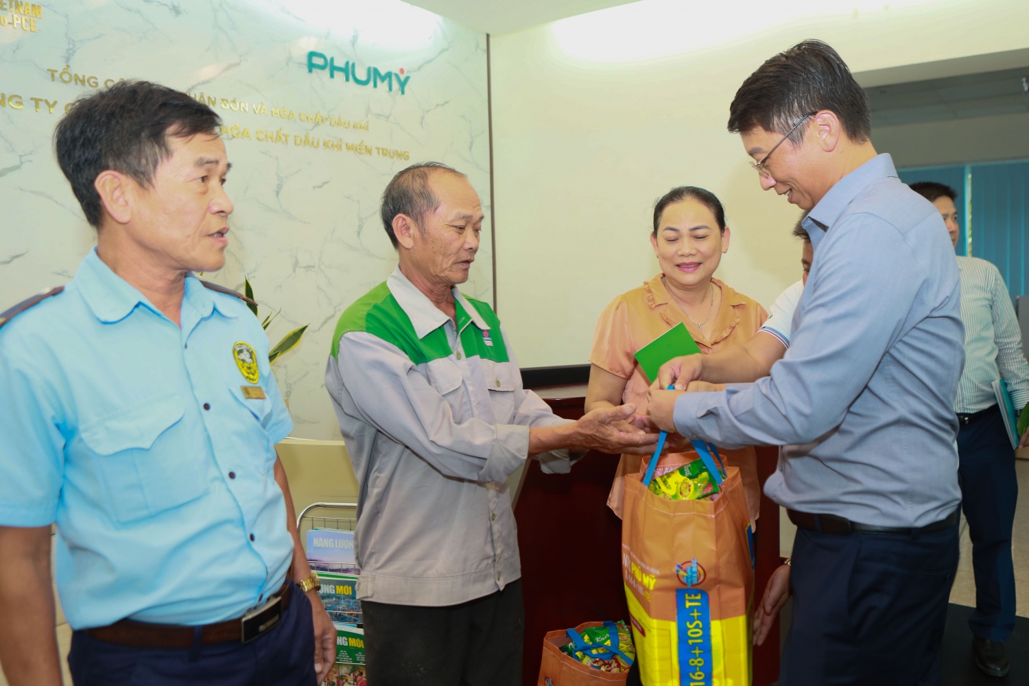 Đại diện Petrovietnam, Ông Trần Hồng Nam – Thành viên HĐTV Tập đoàn trao tặng những phần quà cho NLĐ tại PVFCCO-PCE.