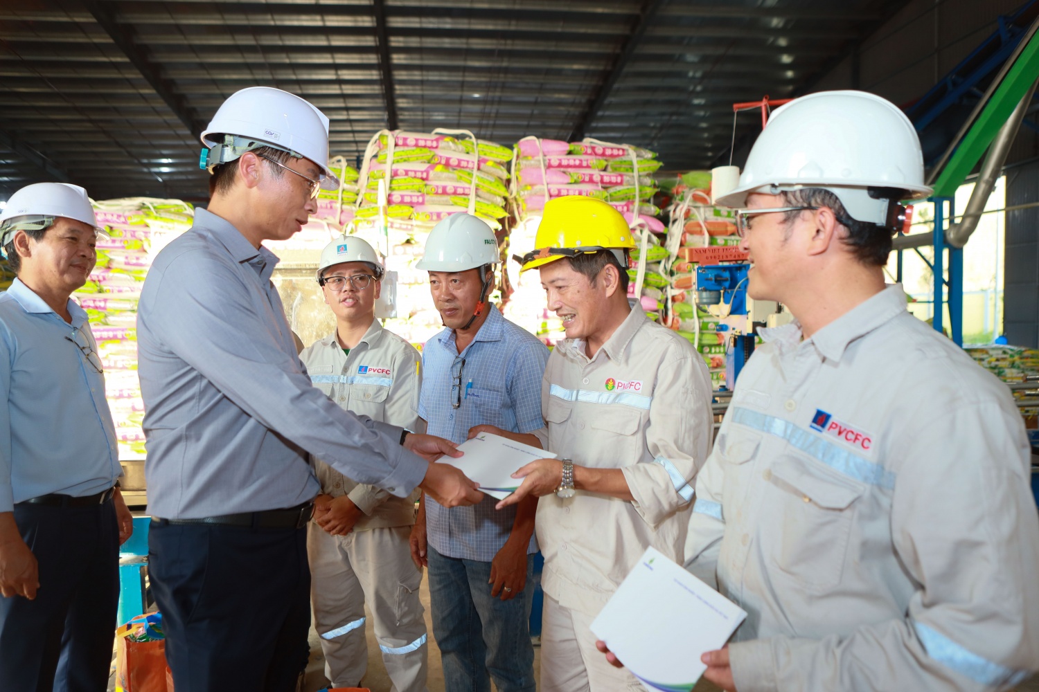 Ông Trần Hồng Nam trao tặng các phần quà nhằm động viên, khích lệ tinh thần NLĐ tại PVFCC cơ sở Bình Định.