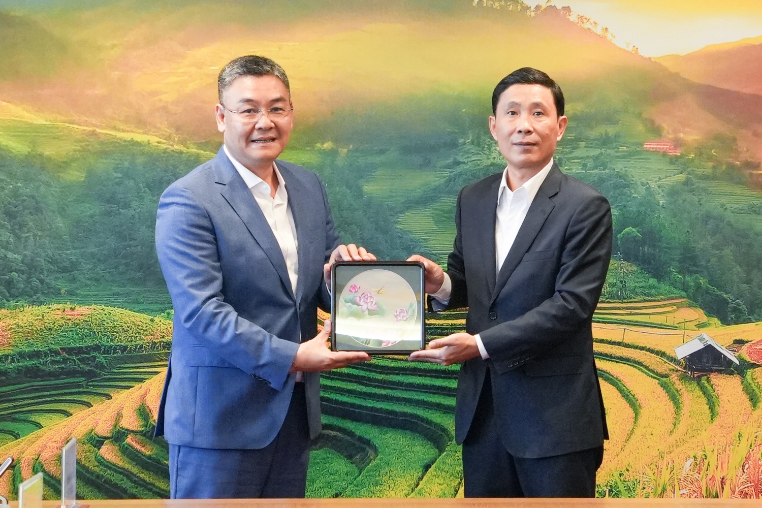 Phó Tổng Giám đốc Petrovietnam Lê Mạnh Cường tặng quà lưu niệm PGS.TS Ngạc An Bang