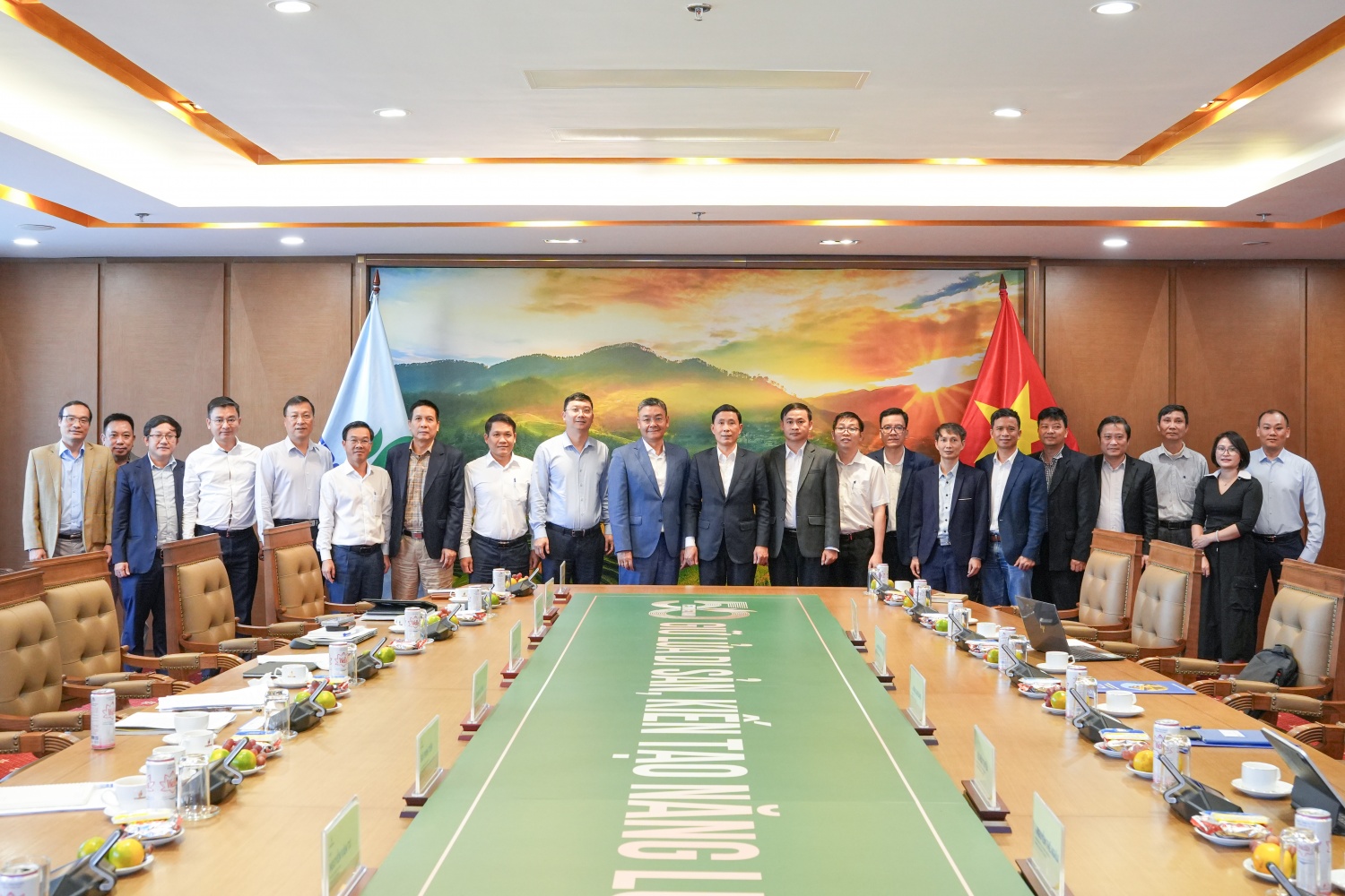 Lãnh đạo Petrovietnam và HUS tại buổi làm việc