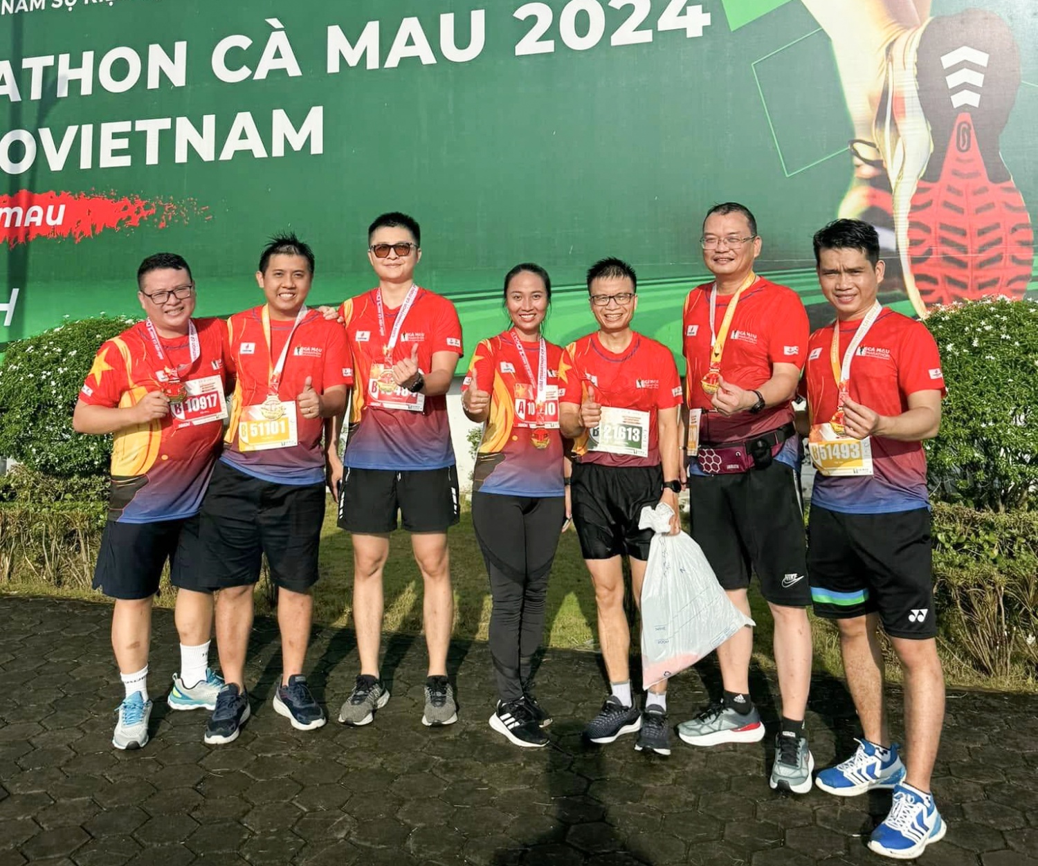 Năm nay là năm thứ ba anh Thân Huy Thanh (thứ 2 từ trái qua) tham gia Giải Marathon Cà Mau - Cúp Petrovietnam.