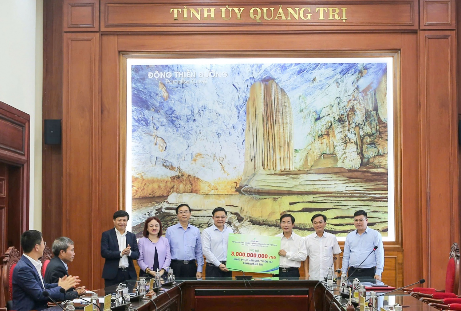 Đoàn công tác của Petrovietnam trao biểu trưng hỗ trợ 3 tỷ đồng cho tỉnh Quảng Trị khắc phục hậu quả thiên tai