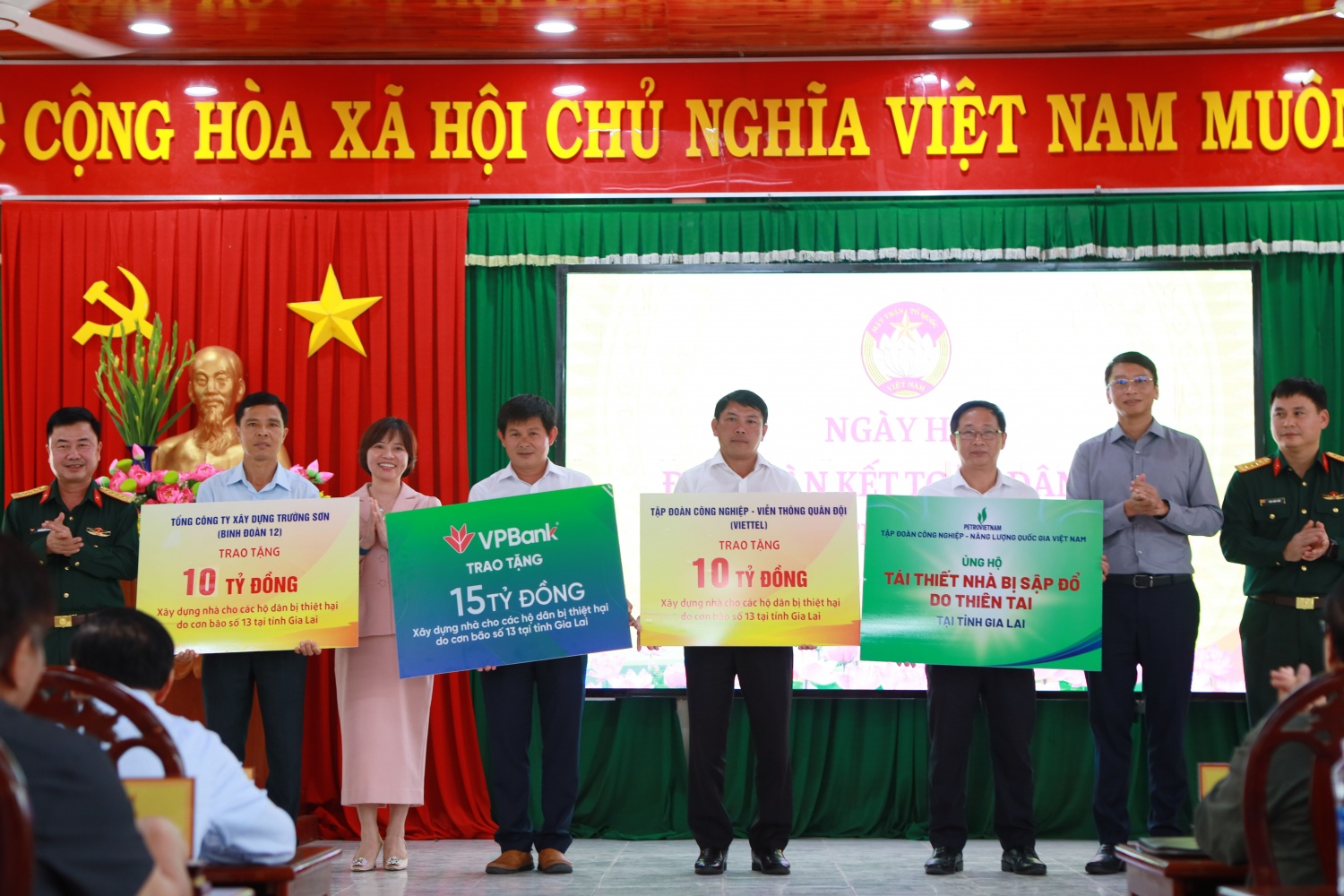 Đại diện Petrovietnam trao tặng biển tượng trưng hỗ trợ tái thiết nhà bị sập do thiên tai tại tỉnh Gia Lai.