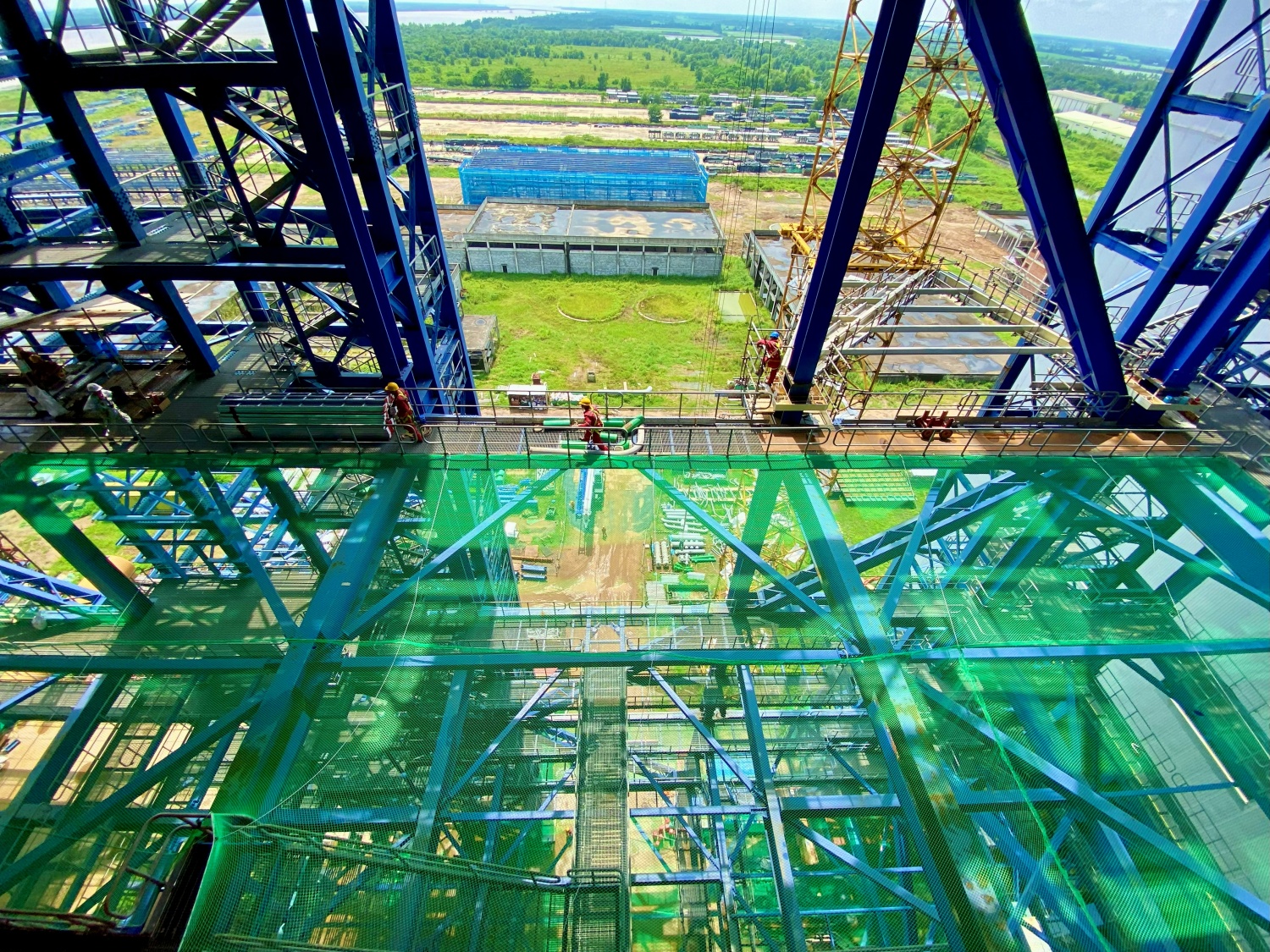 Công nhân, kỹ sư tham gia thực hiện dự án NMNĐ Long Phú 1.