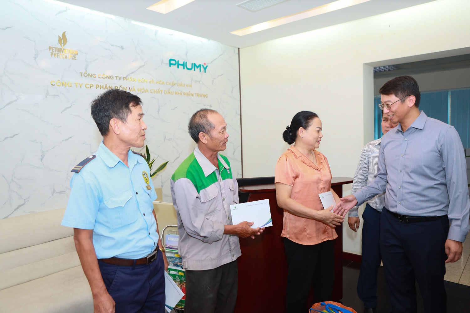 Đại diện Petrovietnam ông Trần Hồng Nam - Thành viên HĐTV Tập đoàn thăm hỏi và động viên NLĐ sớm vượt qua những khó khăn, ổn định cuộc sống, yên tâm công tác.