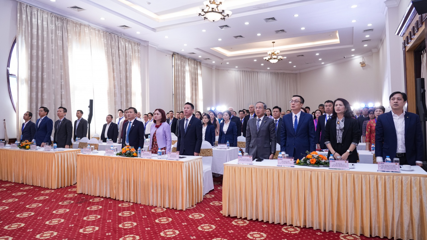 Các đại biểu thực hiện nghi thức chào cờ