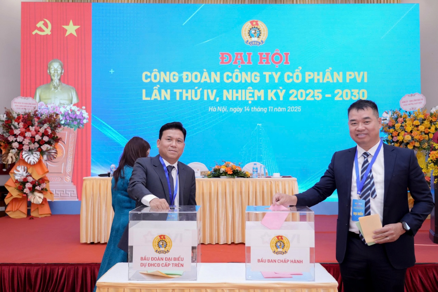 Các đại biểu bỏ phiếu bầu cử tại Đại hội.