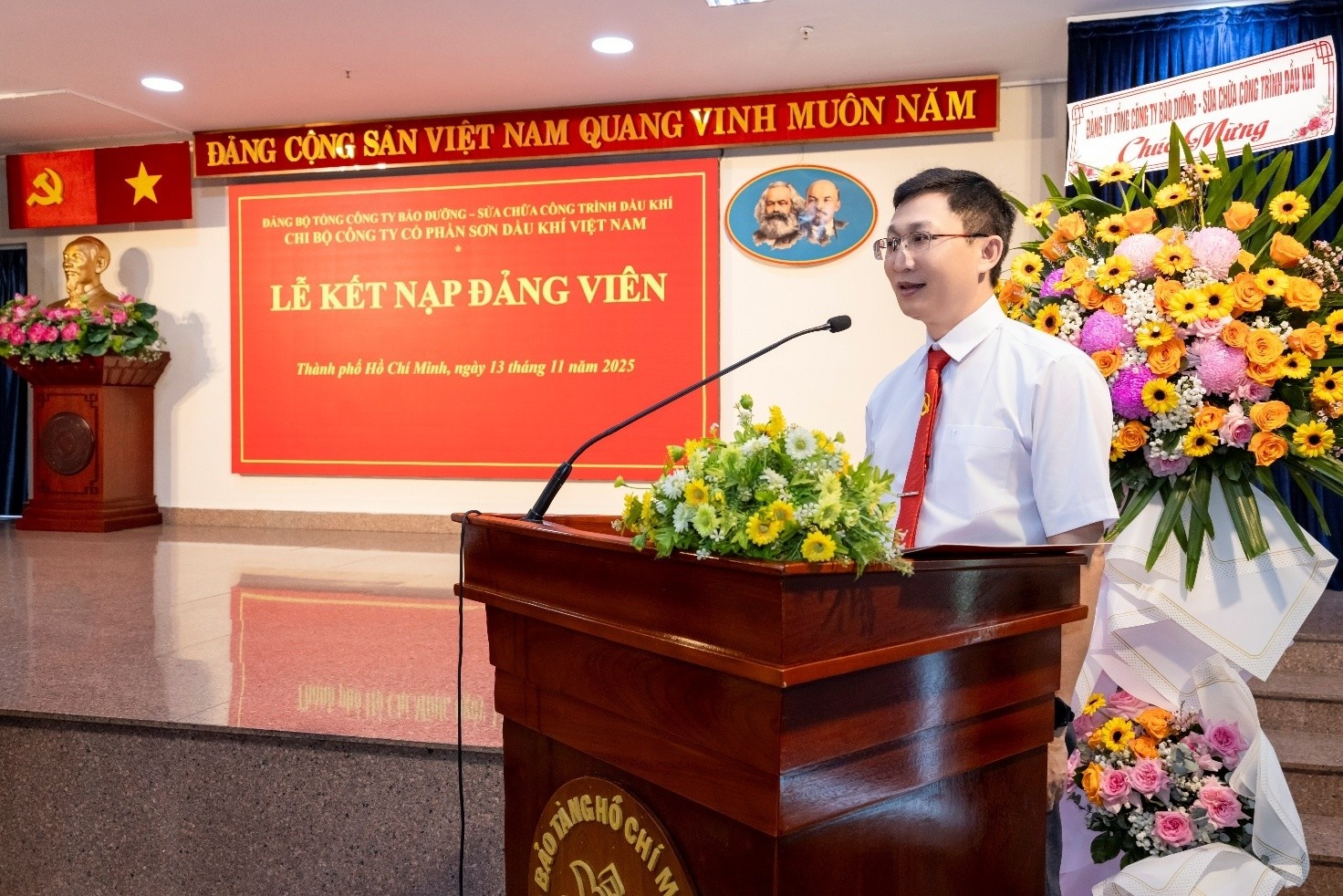 Đồng chí Nguyễn Đức Tuấn công bố các quyết định kết nạp đảng viên.