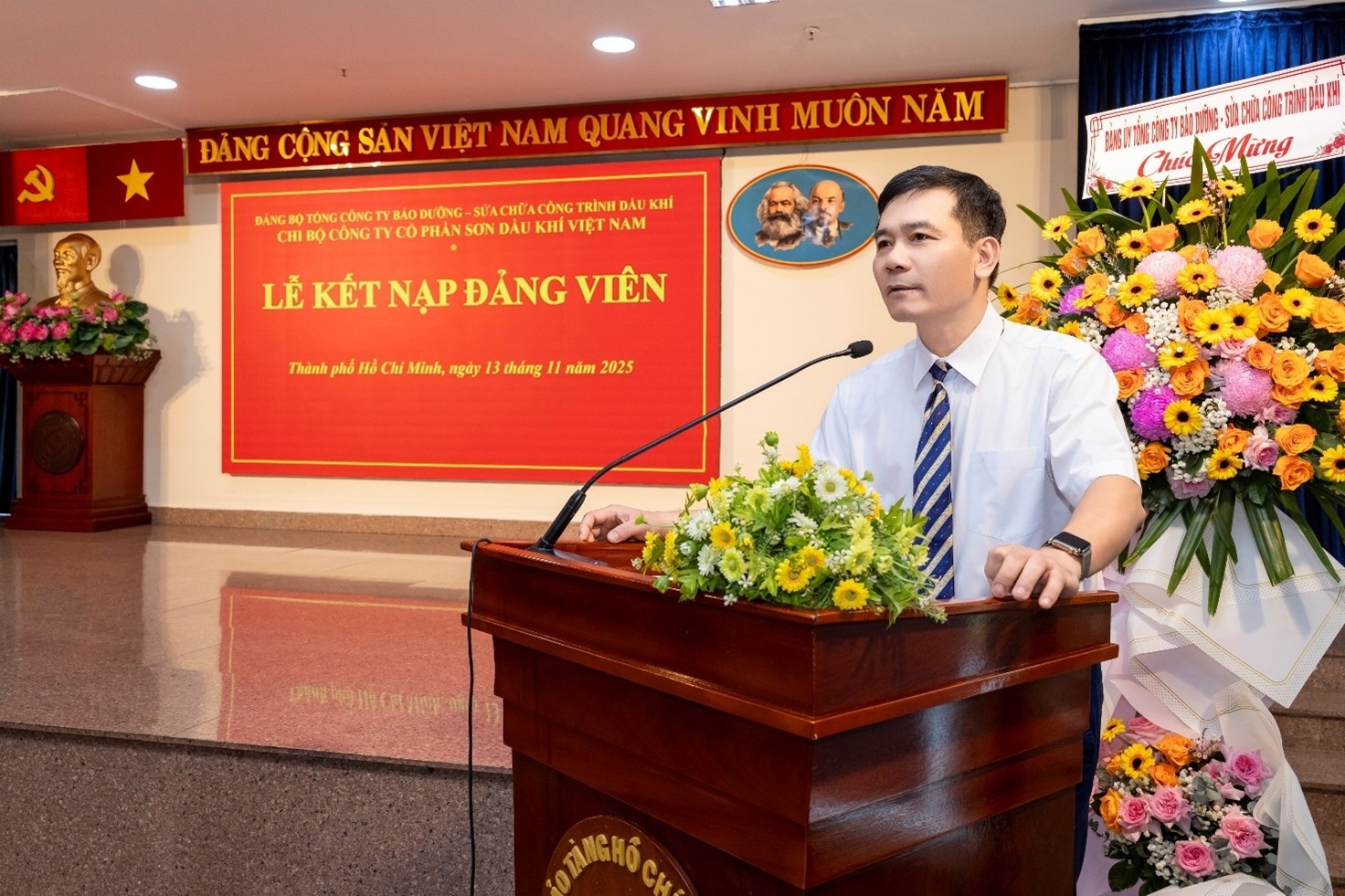 Đồng chí Vũ Duy Cường phổ biến nhiệm vụ, quyền hạn của người đảng viên.