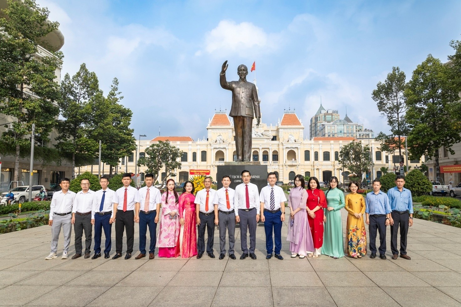 Các đại biểu tham gia lễ dâng hoa tại Tượng đài Chủ tịch Hồ Chí Minh.