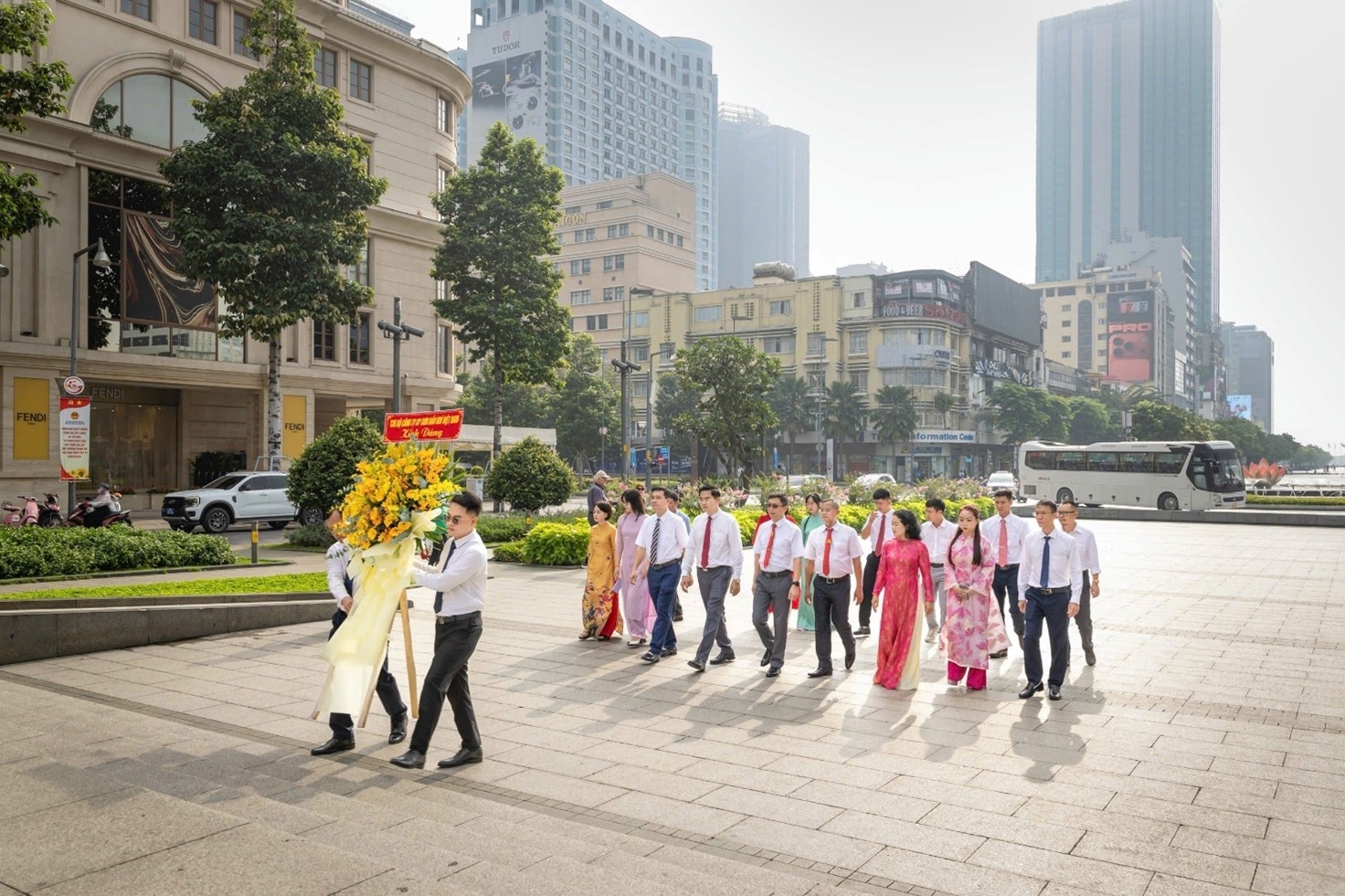 Đoàn thực hiện nghi lễ dâng hoa tại Tượng đài Chủ tịch Hồ Chí Minh.