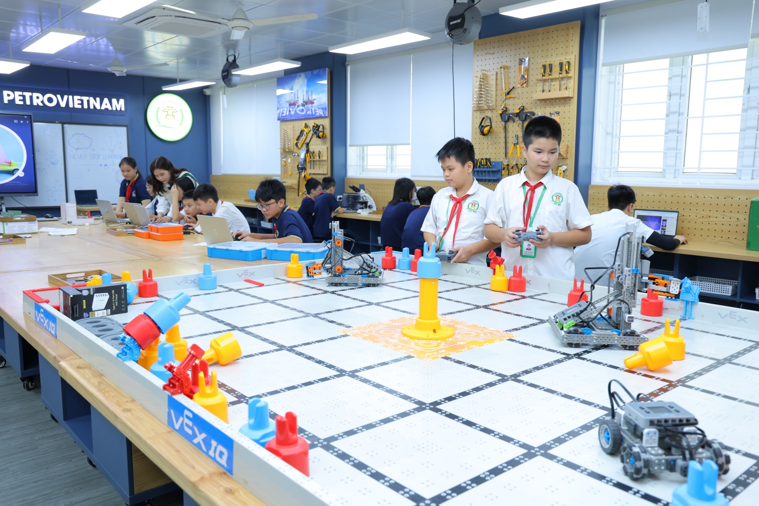 Các em học sinh chế tạo mô hình robot trong phòng thực hành giáo dục STEM do Petrovietnam tài trợ tại Hà Nội.