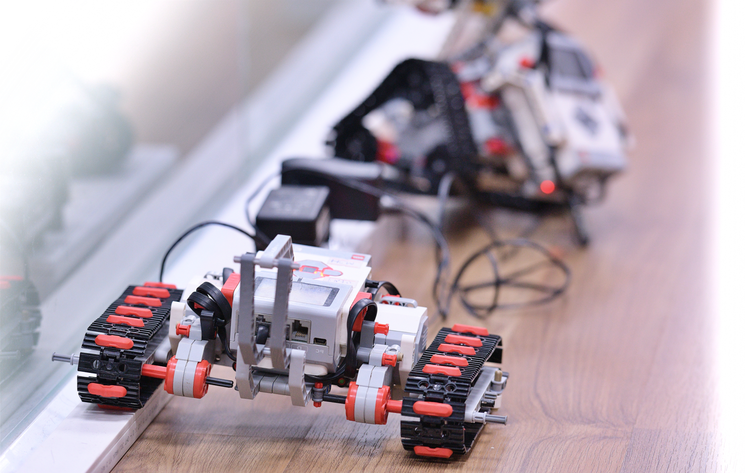 Việc tiếp xúc và làm việc với các thiết bị công nghệ mới nhất như Robotics, AI, IoT ngay từ bậc phổ thông giúp học sinh hình thành năng lực công nghệ số và tư duy lập trình từ sớm.