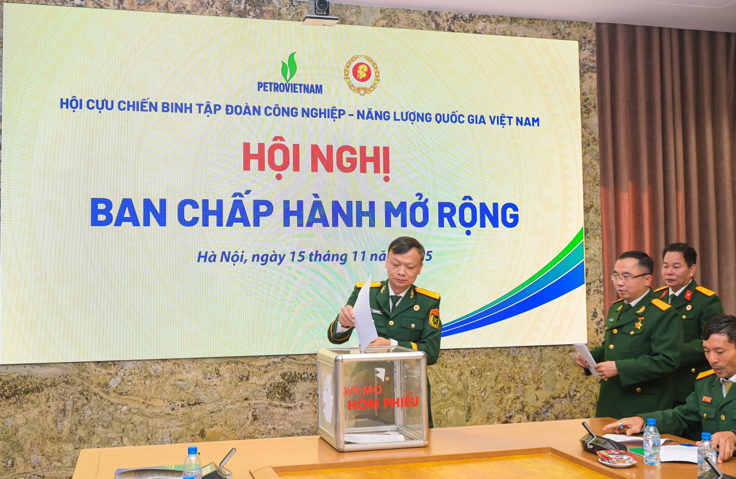 Các đại biểu bỏ phiếu giới thiệu nhân sự tái cử, lần đầu tham gia Ban Chấp hành, Ban Thường vụ, Thường trực, Ban Kiểm tra Hội CCB Petrovietnam nhiệm kỳ 2025-2030.
