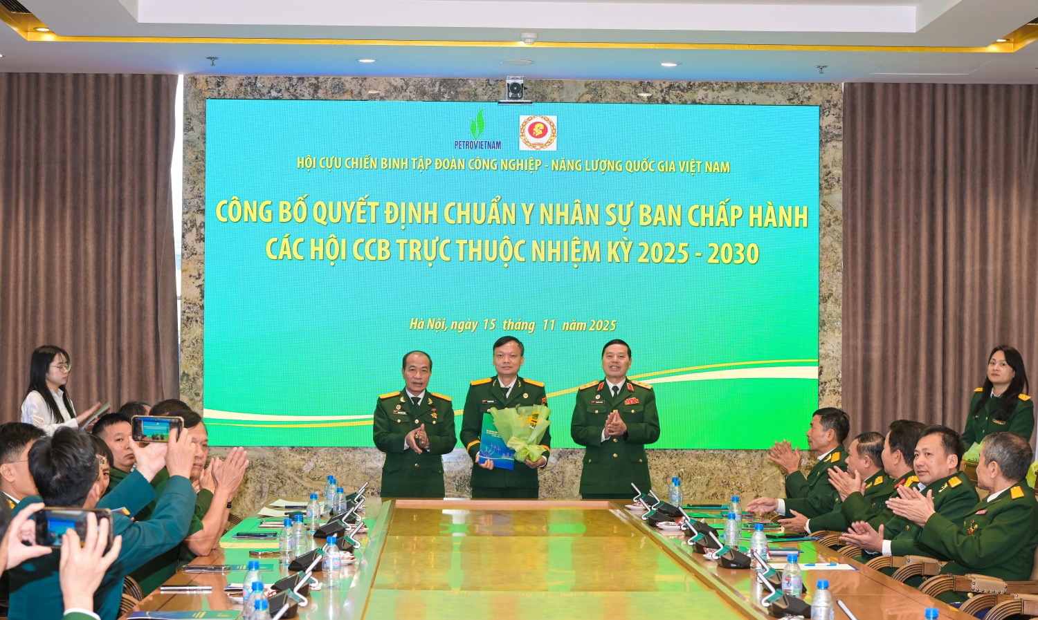 Lãnh đạo Trung ương Hội CCB Việt Nam và lãnh đạo Hội CCB Petrovietnam trao quyết định chuẩn y nhân sự Ban Chấp hành các Hội CCB trực thuộc nhiệm kỳ 2025-2030.