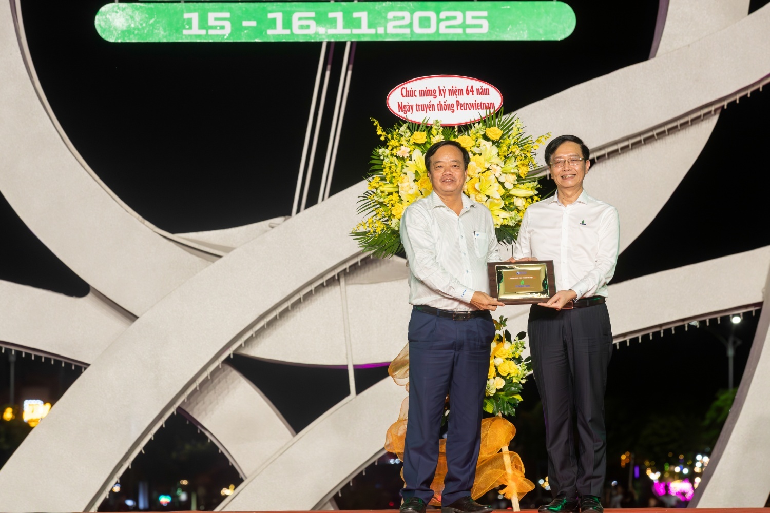 Ông Huỳnh Quốc Việt, Ủy viên dự khuyết Ban Chấp hành Trung ương Đảng, Phó Bí thư Trường trực Tỉnh ủy Cà Mau tặng hoa chúc mừng 64 năm Ngày truyền thống ngành Dầu khí Việt Nam và trao biểu trưng cảm ơn lãnh đạo Petrovietnam.