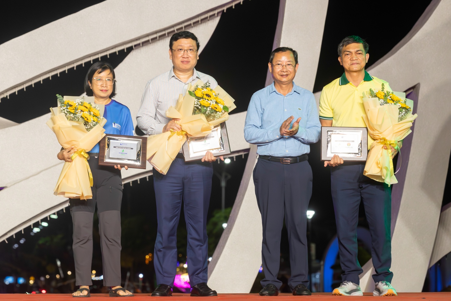 Ông Nguyễn Quốc Thanh, Giám đốc Sở Văn hoá, Thể thao và Du lịch tỉnh Cà Mau tặng hoa và biểu trưng cảm ơn cho 3 đơn vị tài trợ kim cương (PVCFC, PV GAS, PV Power)