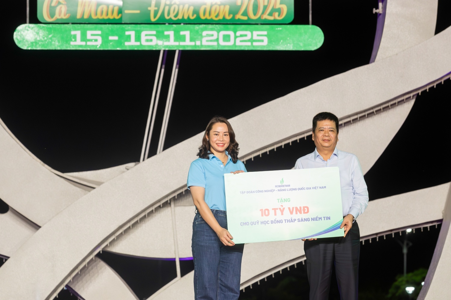 Bà Vũ Thị Thu Hương - Phó trưởng Ban Truyền thông và Văn hóa Doanh nghiệp Petrovietnam trao biểu trưng tài trợ 10 tỷ đồng của Tập đoàn cho Quỹ học bổng Thắp Sáng Niềm Tin