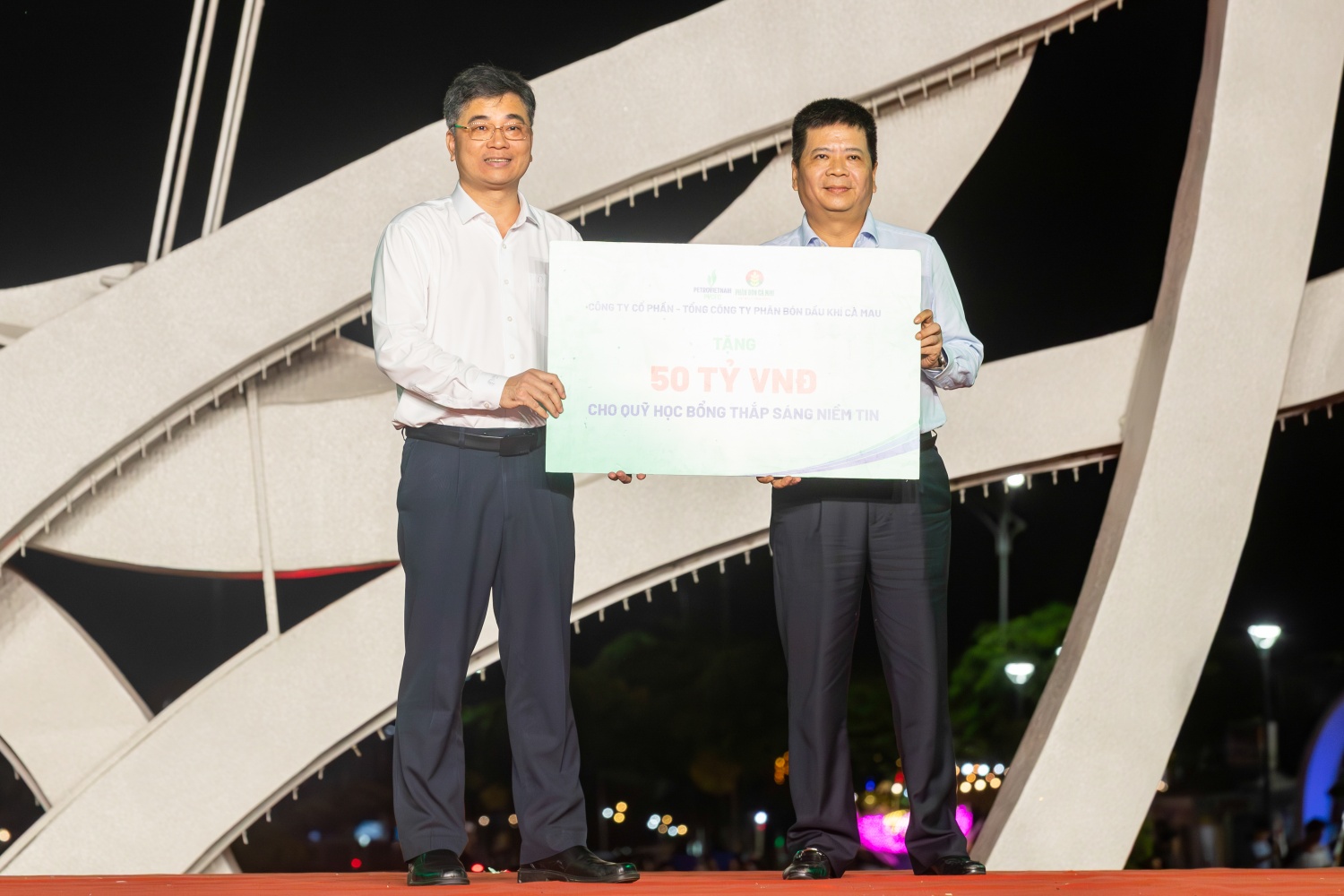 Ông Trần Ngọc Nguyên, Chủ tịch HĐQT PVCFC trao biểu trưng tài trợ 50 tỷ đồng cho Quỹ học bổng Thắp Sáng Niềm Tin