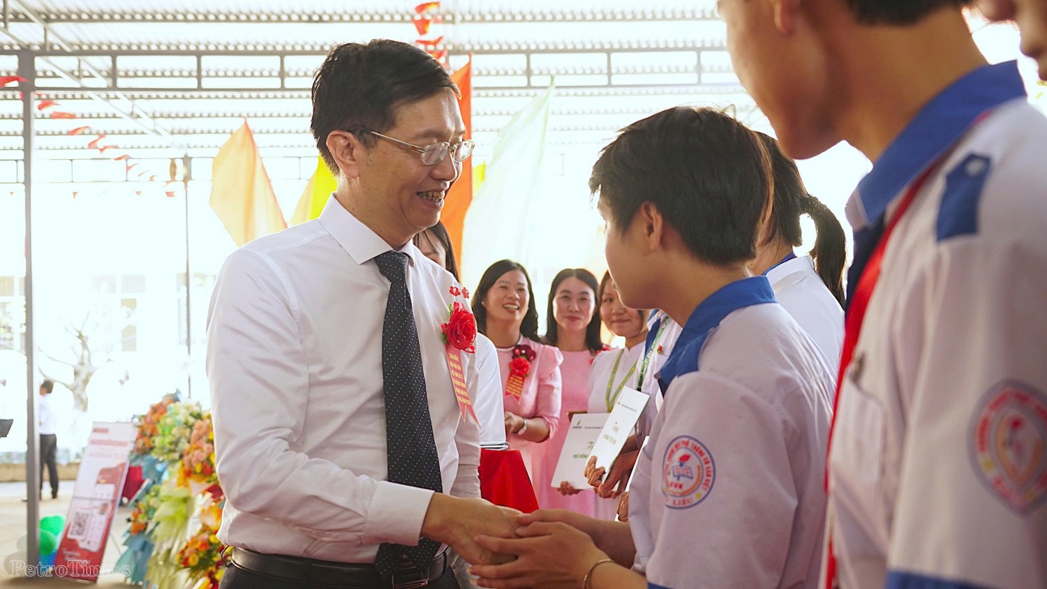 Ông Trần Quang Dũng đại diện Petrovietnam trao tặng 30 suất học bổng cho học sinh nhà trường.