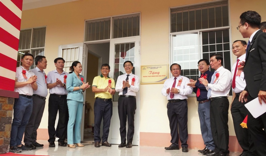 Đại diện lãnh đạo tỉnh Cà Mau, lãnh đạo Petrovietnam và các đại biểu thực hiện nghi thức khánh thành phòng thực hành giáo dục STEM.