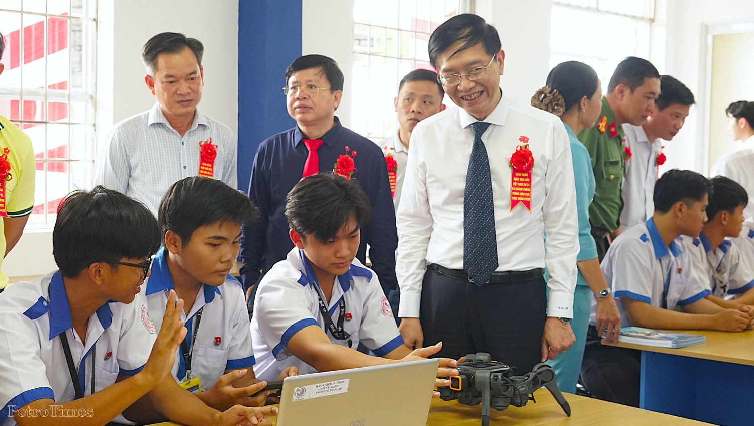 Các đại biểu tham quan phòng thực hành STEM vừa được khánh thành.