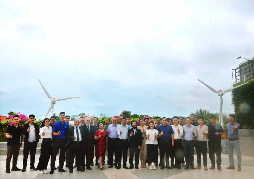 Các chuyên gia và các học viên tại Lễ khai giảng khóa đào tạo.