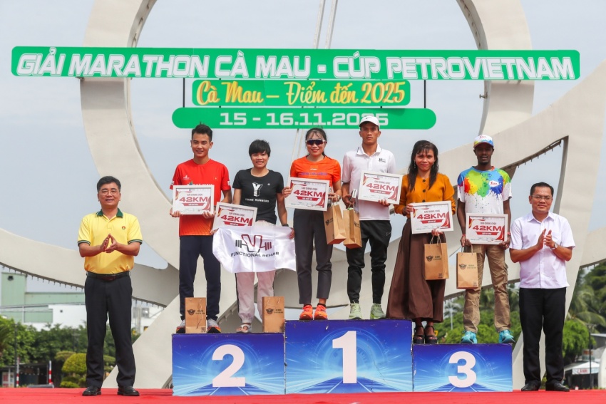 Ông Trần Ngọc Nguyên, Bí thư Đảng ủy, Chủ tịch HĐQT Tổng công ty Phân bón Dầu khí Cà Mau và ông Ngô Vũ Thăng, Phó Chủ tịch UBND tỉnh Cà Mau, Trưởng Ban tổ chức Giải, trao giải chung cuộc nam, nữ cự ly 42km