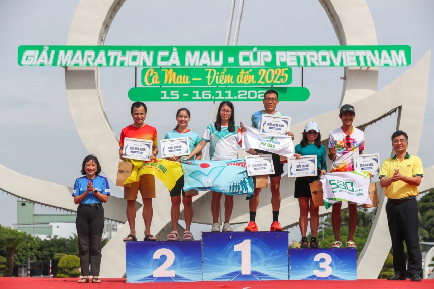 Trao giải nam, nữ, độ tuổi 40 - 49 ở cự ly 21km