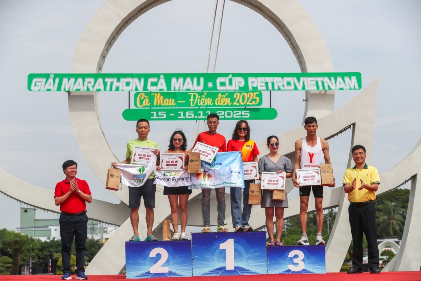 Trao giải nam, nữ, độ tuổi 40 - 49 ở cự ly 42km