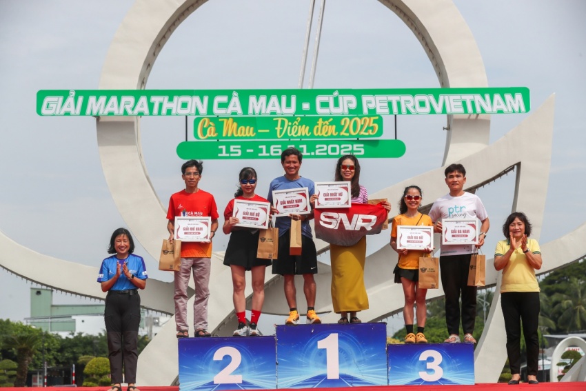 Trao giải nam, nữ, độ tuổi trên 50 ở cự ly 42km