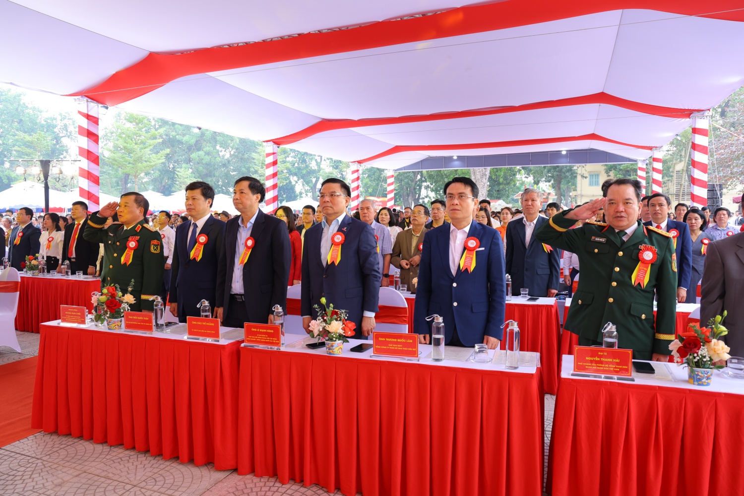 Các đại biểu tham dự Lễ kỷ niệm 60 năm thành lập Trường THPT Kim Động.