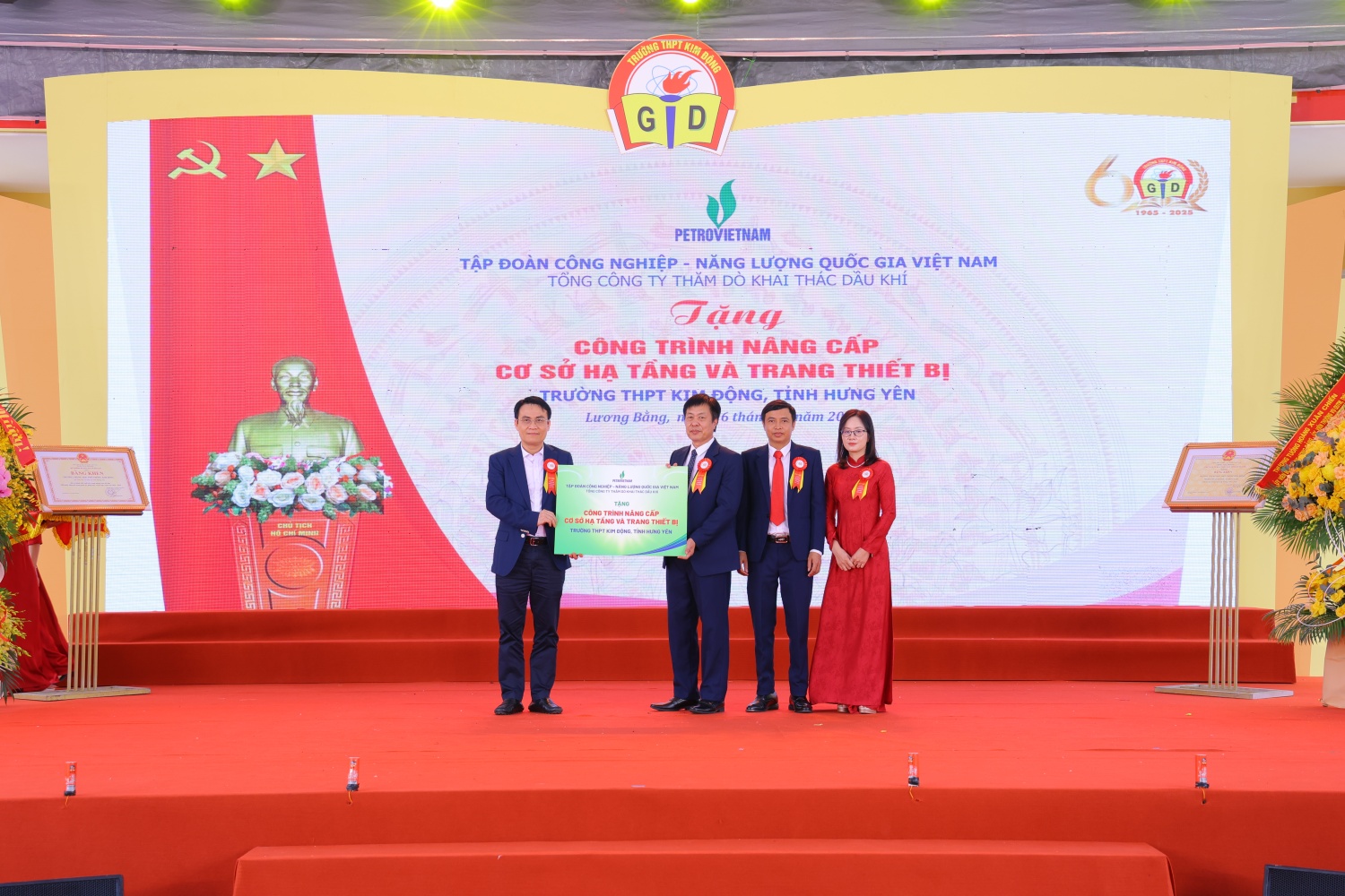 Chủ tịch HĐTV PVEP Trương Quốc Lâm trao hỗ trợ nâng cấp cơ sở hạ tầng và thiết bị cho Trường THPT Kim Động.