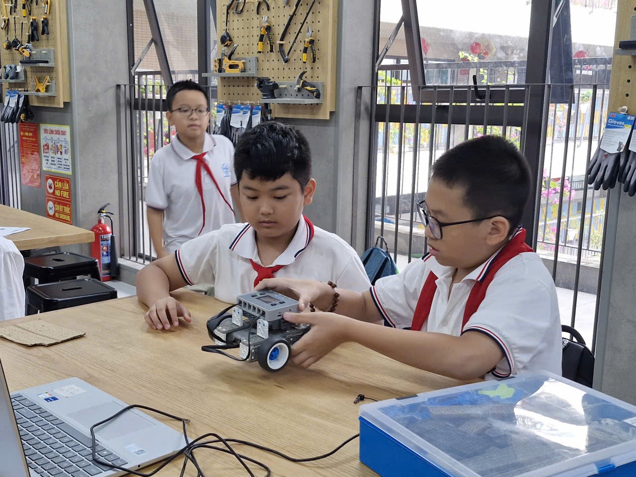 Việc Petrovietnam hỗ trợ lắp đặt phòng học STEM sẽ là cú hích lớn giúp giáo viên và học sinh ngành giáo dục Điện Biên tiếp cận đầy đủ, bài bản với phương pháp giáo dục hiện đại, góp phần cụ thể hóa định hướng phát triển phẩm chất, năng lực học sinh.