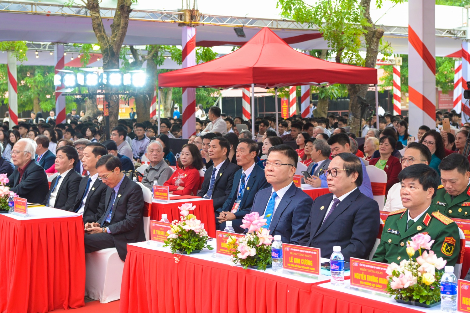 Các đại biểu tham dự buổi lễ.
