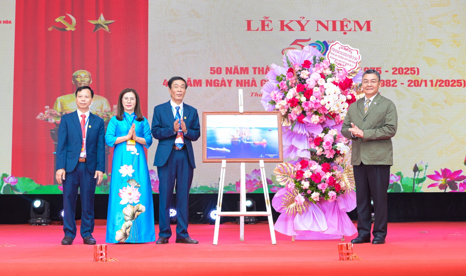 Phó Tổng Giám đốc Petrovietnam Lê Mạnh Cường trao tặng bức tranh về hoạt động khai thác dầu khí trên thềm lục địa Việt Nam cho thầy và trò Trường THPT Hàm Rồng.