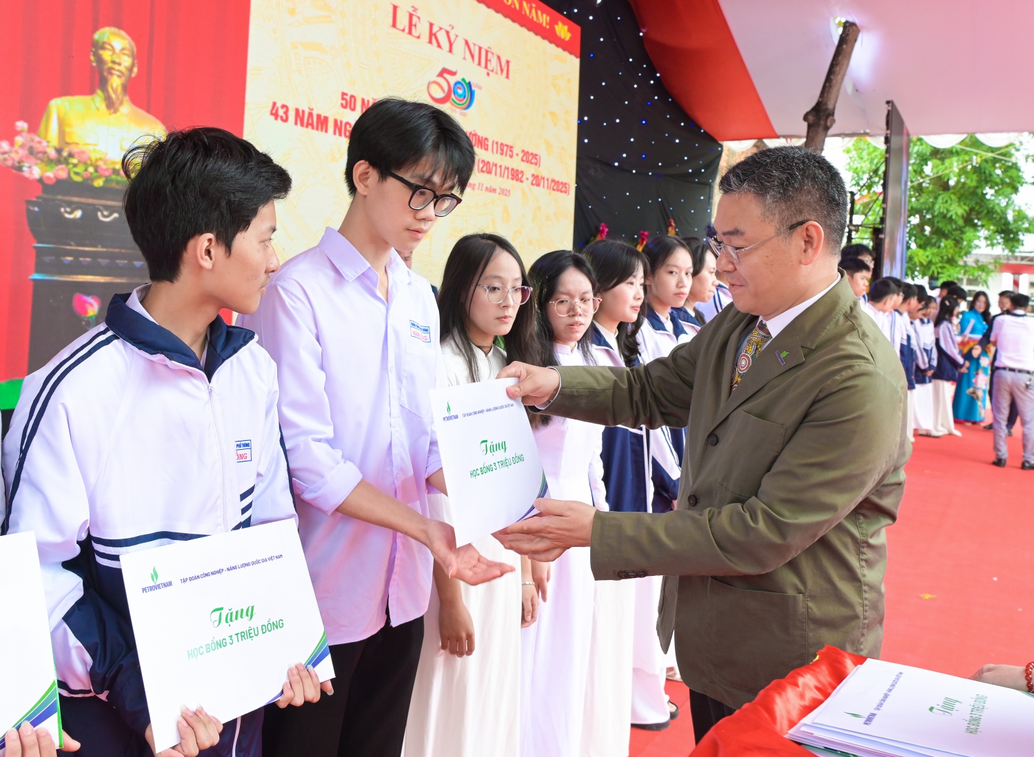 Phó Tổng Giám đốc Petrovietnam Lê Mạnh Cường trao học bổng cho các em học sinh đạt thành tích cao trong học tập.