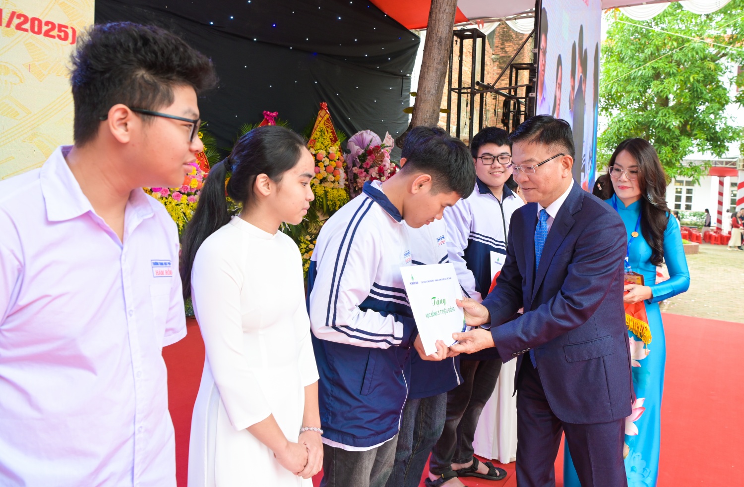 Phó Thủ tướng Chính phủ Lê Thành Long trao học bổng cho các em học sinh đạt thành tích xuất sắc trong học tập.