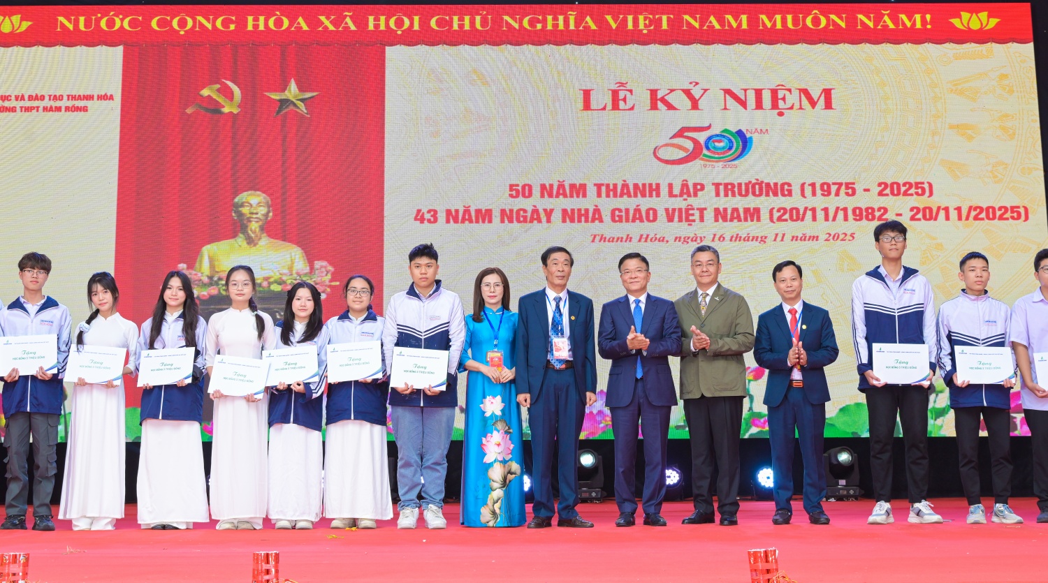 Các đại biểu trao học bổng của Petrovietnam cho các học sinh tiêu biểu của trường.
