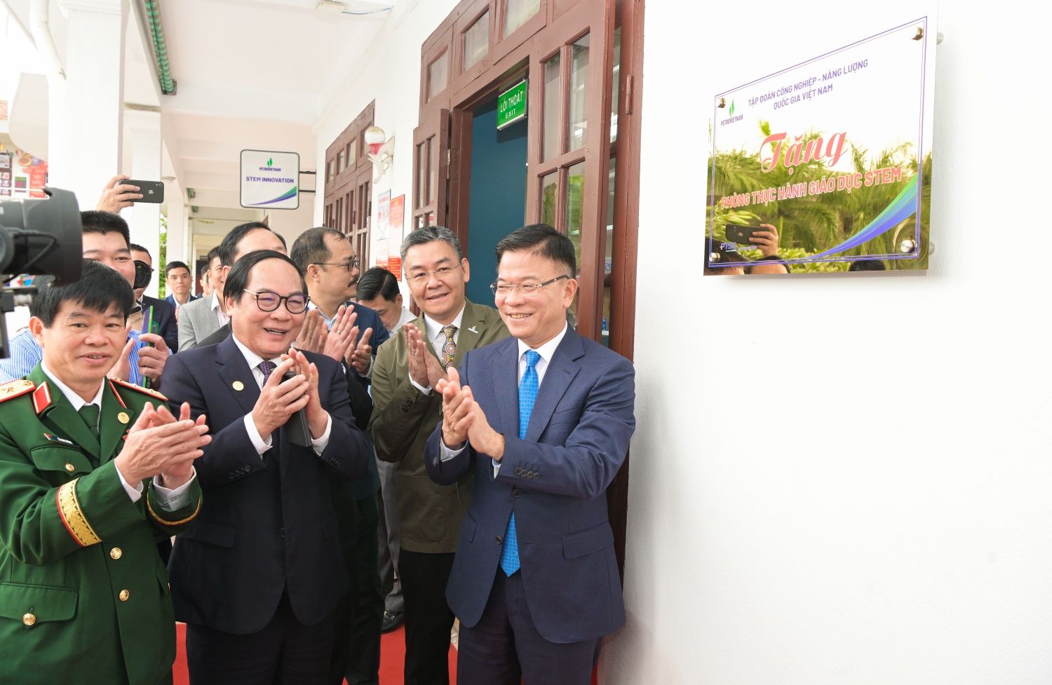 Các đại biểu thực hiện nghi thức gắn biển công trình phòng thực hành giáo dục STEM tại Trường THPT Hàm Rồng.