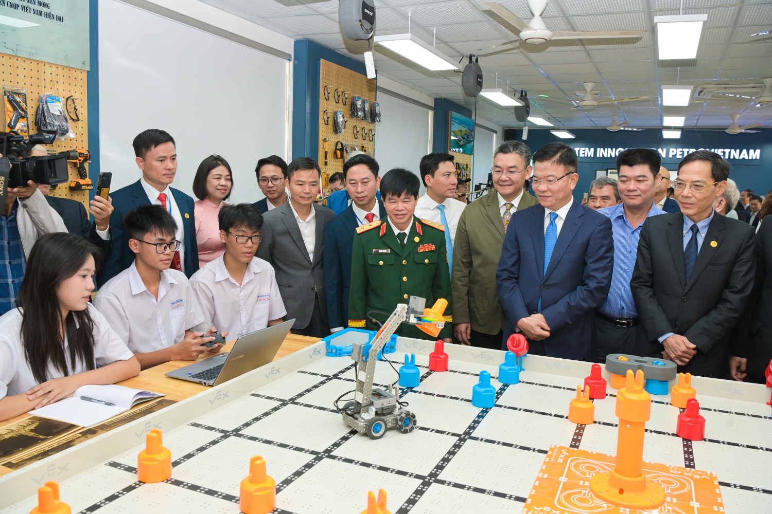 Các đại biểu tham quan phòng thực hành giáo dục STEM.
