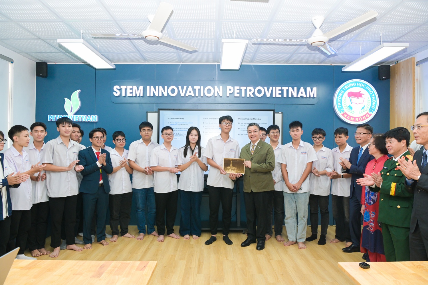 Tại phòng thực hành giáo dục STEM, các em học sinh đã trực tiếp chế tác những món quà lưu niệm bằng máy khắc và gửi tặng tới các đại biểu.